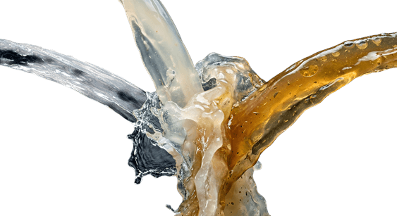 Víz, opálos csontleves és sötétebb húsleves öntés közbeni találkozása sötétkék háttéren, szemléltetve a kutyakonzervek folyadékösszetételét.